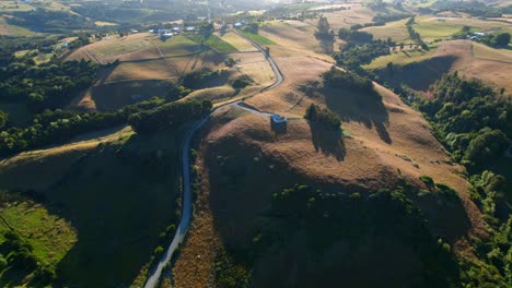 paisaje montañoso verde chileno con carreteras en las laderas, dron aéreo de 4k, chile chiloe