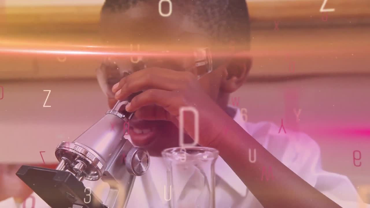 animación de números y letras sobre un niño afroamericano usando un microscopio