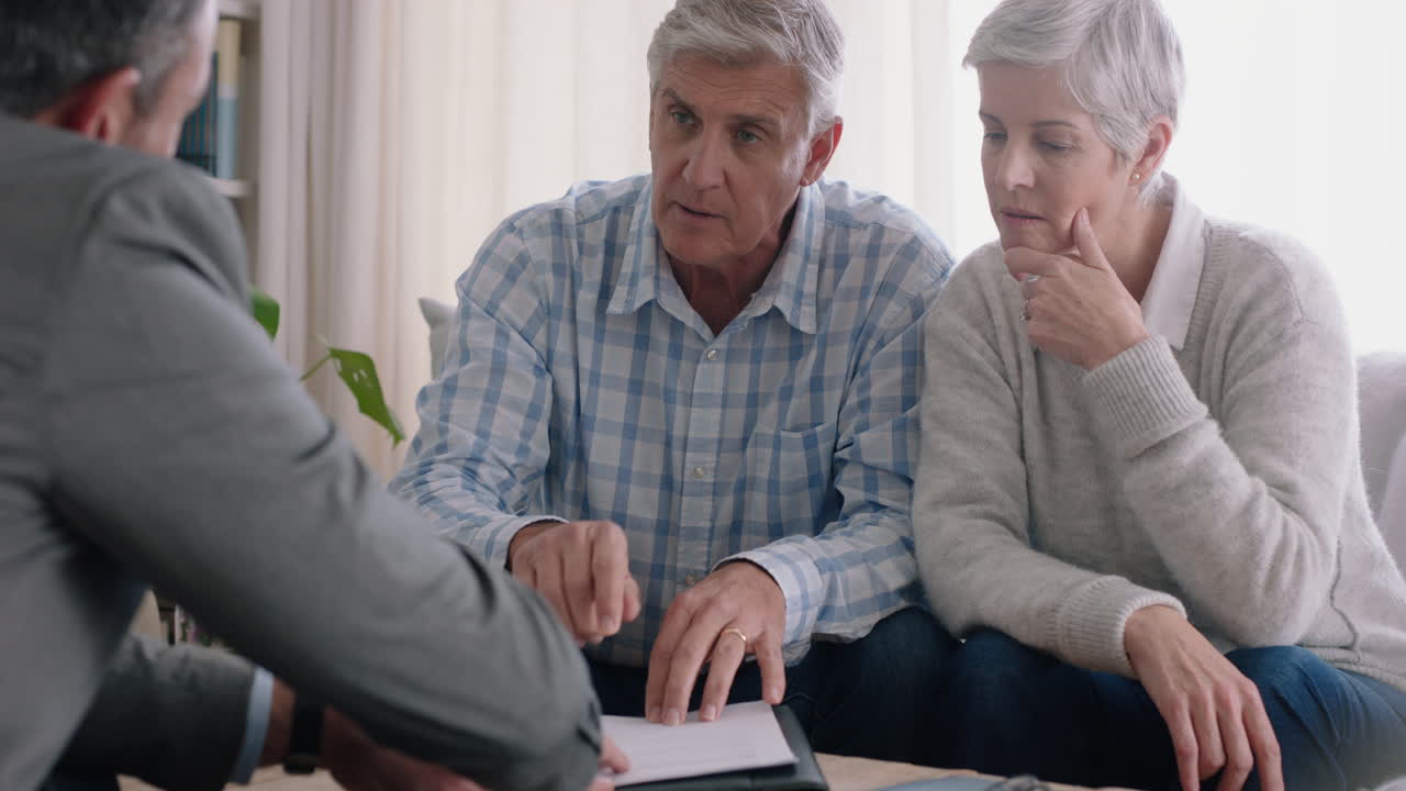 행복한 성숙한 커플이 부동산 에이전트를 만나고 집을 사고 새로운 주택 소유자가 모기지 임대 계약서에 서명하고 부동산을 구입하고 부동산 에이전트와 손을 흔들며 투자를 즐기고 있습니다.