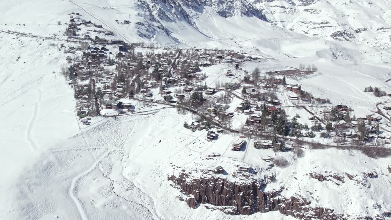 toma aérea estableciendo paralaje con drones de los famosos farellones en chile