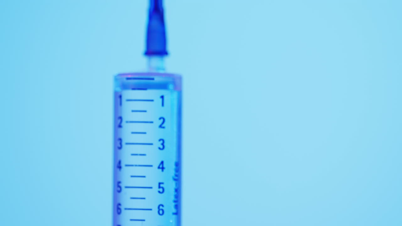 видео лабораторного шприца с копировальным пространством на синем фоне