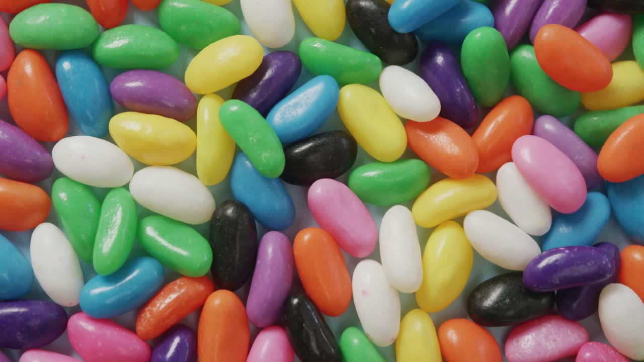 video de un primer plano de dulces multicolores sobre un fondo azul