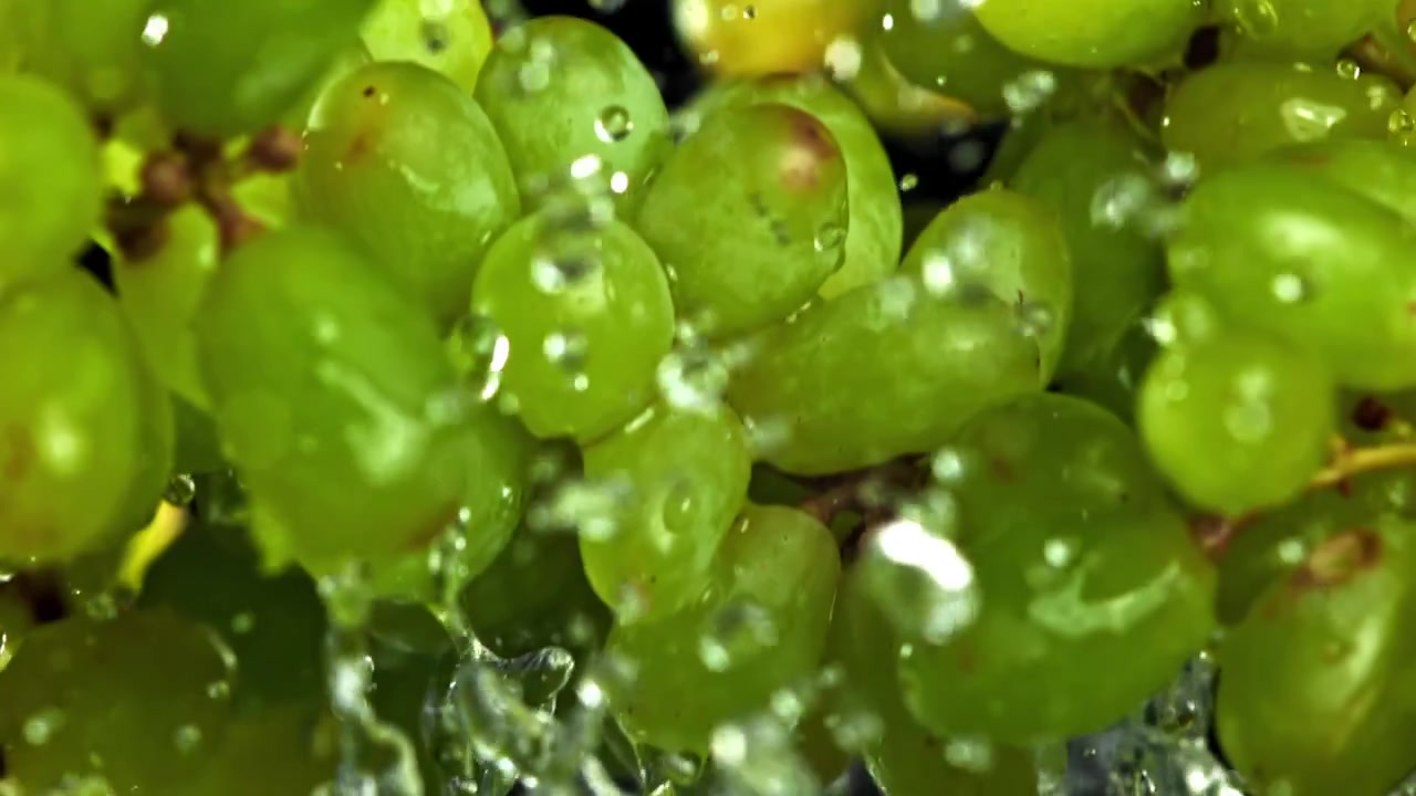 Água Espirrando em Câmera Lenta em Uvas Verdes Frescas