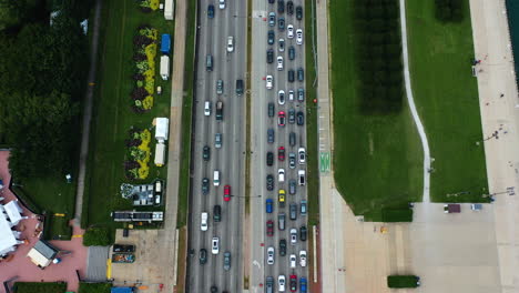 Aerial-view-tilting-over-rush-hour-traffic-on-US-highway-41,-summer-in-Chicago