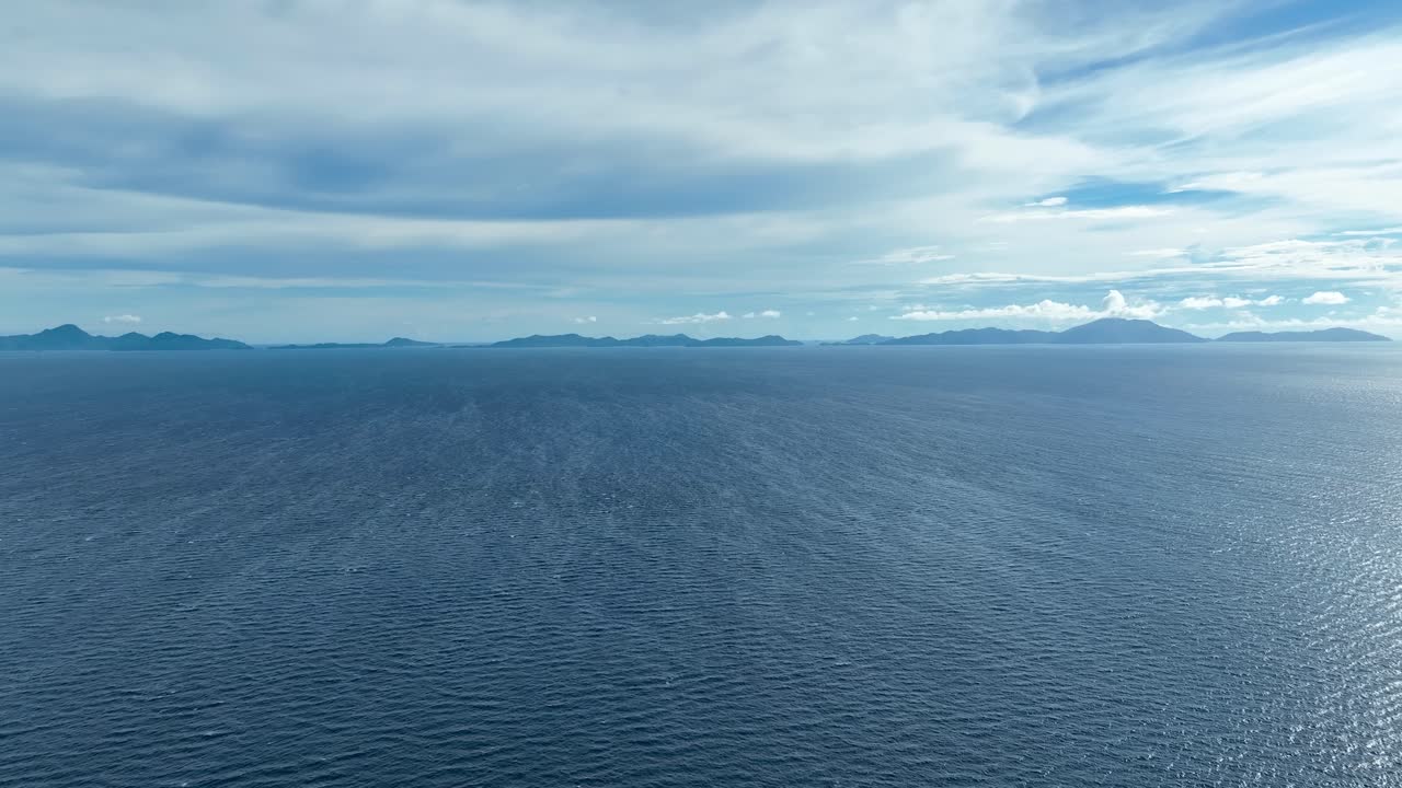 인도네시아의 가장 북쪽의 섬인 웨 섬의 파리 푸트 해변에서 볼 수 있습니다.