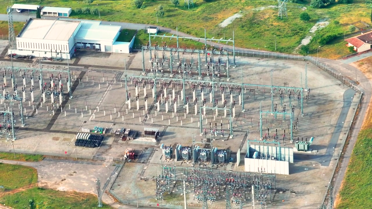 Überblick über ein Umspannwerk zeigt Hochspannungsausrüstung und Übertragungsleitungen. Die Infrastruktur unterstützt die Stromverteilung und -versorgung des Stromnetzes.