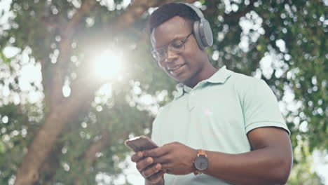 Música,-Smartphone-Y-Hombre-Negro-Con-Auriculares