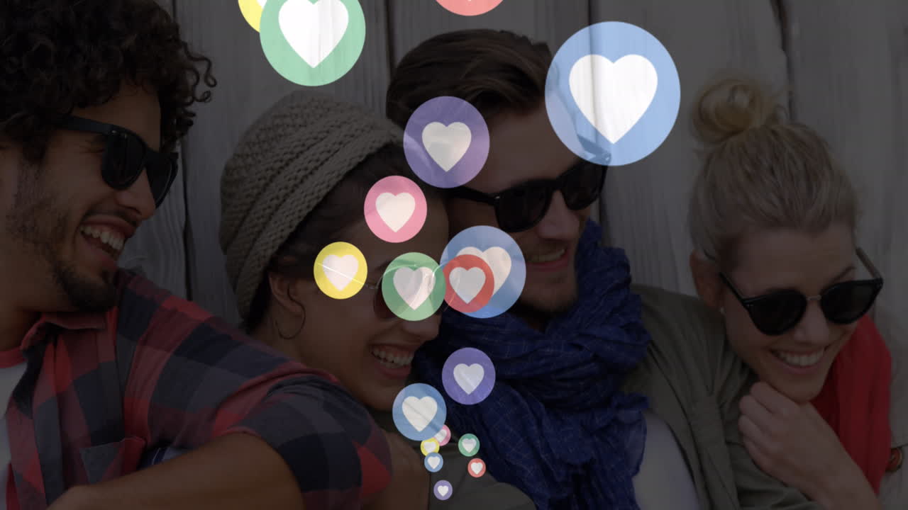 animación de saltar en forma de corazón en círculos sobre amigos diversos sonrientes.