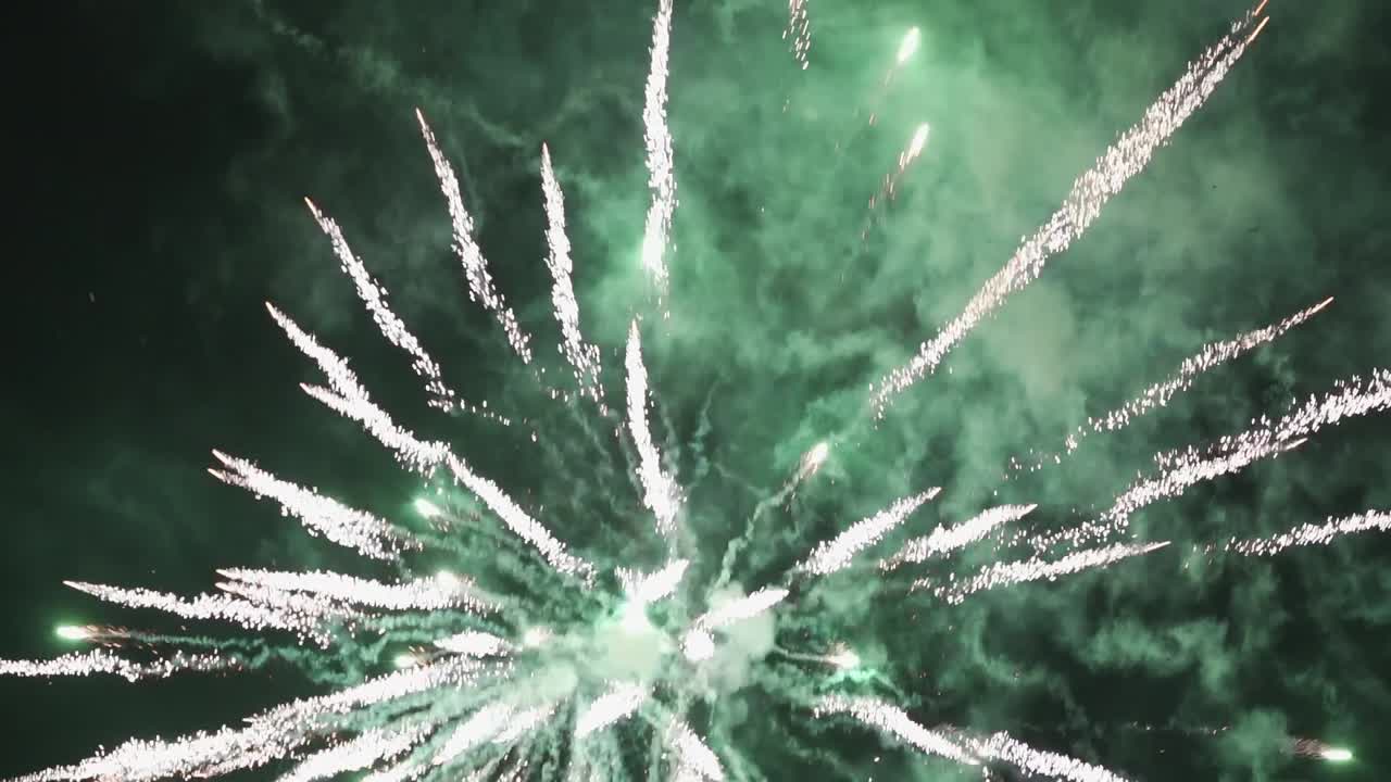 밤 하늘에서 불꽃놀이