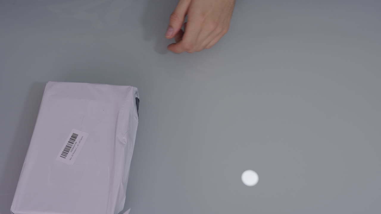 cerca de las manos masculinas desembalando la entrega de la caja de cartón