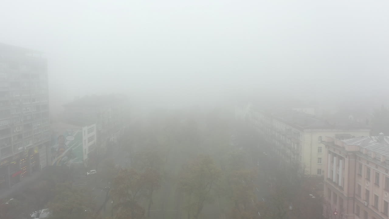 안개가 가득한 도시 풍경