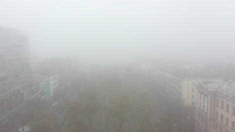 paisaje urbano nebuloso vista aérea