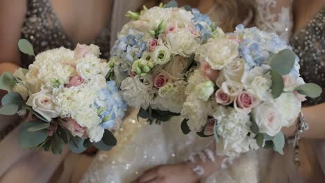 Gesichtslose-Braut-Und-Zwei-Brautjungfern-Posieren-Mit-Blumensträußen.-Hochzeit