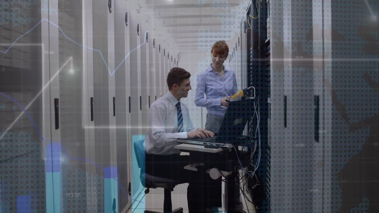 animación del procesamiento de datos digitales sobre dos trabajadores de la sala de servidores caucásicos