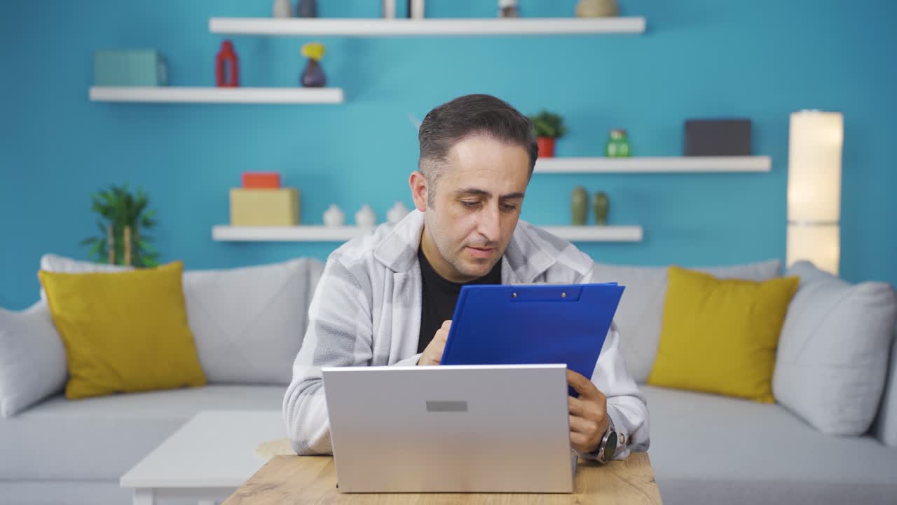 el hombre que revisó y firmó los papeles está feliz y satisfecho.