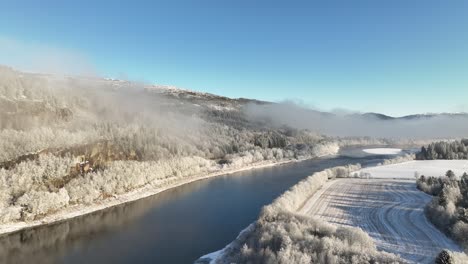 Toma-Aérea-De-Un-Dron-Volando-Sobre-Un-Paisaje-Invernal-En-Noruega