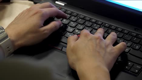 persona escribiendo en una computadora portátil