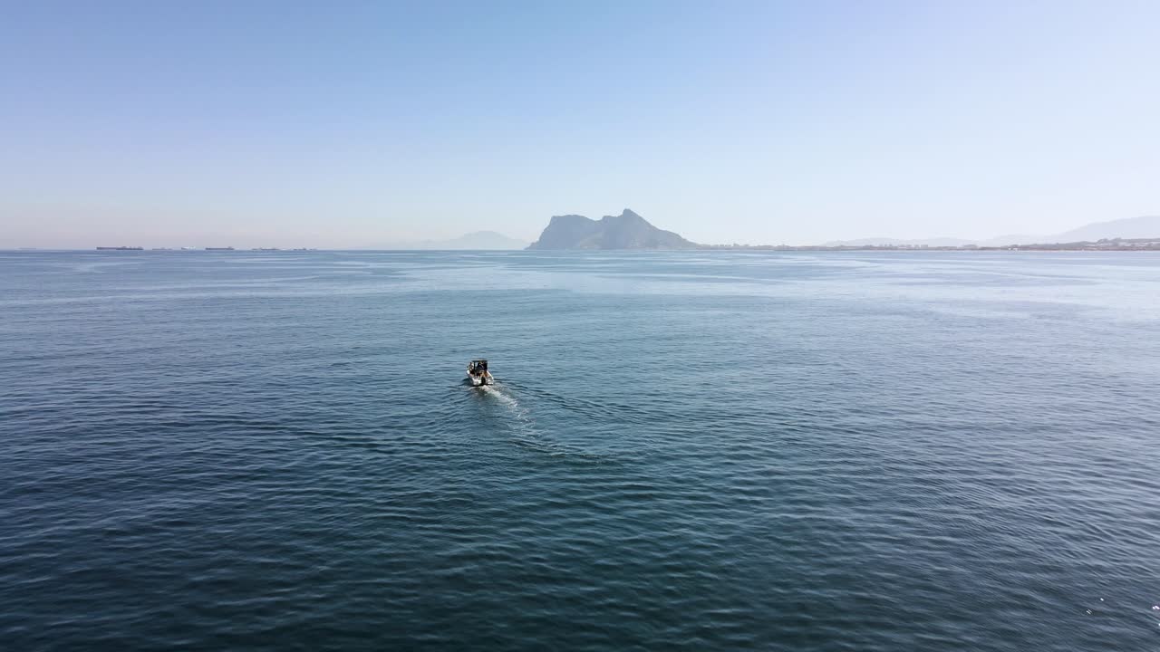 navegando en el océano con el peñón de gibraltar al fondo