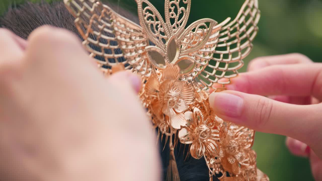 중국 소녀는 머리카락을 장식으로 옷을 입습니다.