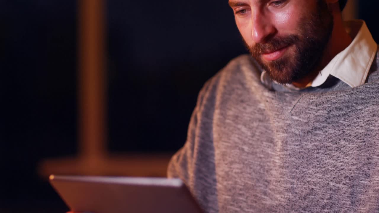 ejecutivo de negocios que usa tableta digital