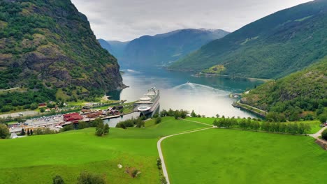 Aurlandsfjord-Stadt-Flam-Im-Morgengrauen.