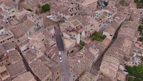 Revelan-Toma-De-La-Calle-Principal-Del-Pueblo-De-Montaña-De-Fornalutx,-Antena