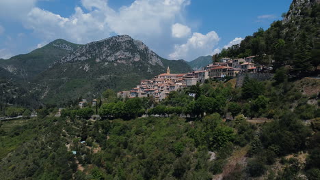 Volando-Hacia-El-Hermoso-Pueblecito-De-Saint-agnes-En-La-Ladera-De-Una-Montaña-En-Los-Alpes-maritimes-En-La-Riviera-Francesa,-Francia