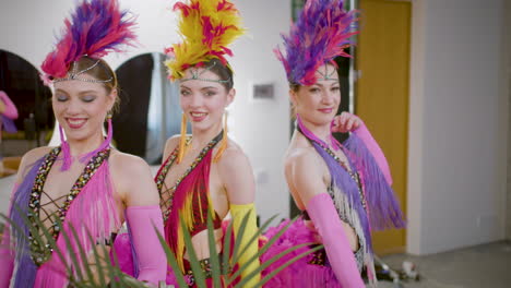 Schöne-Tänzerinnen-In-Farbenfrohen-Outfits-Sind-überrascht,-Bereiten-Sich-Vor-Und-Zeigen-Ihre-Bewegungen-Für-Die-Kamera