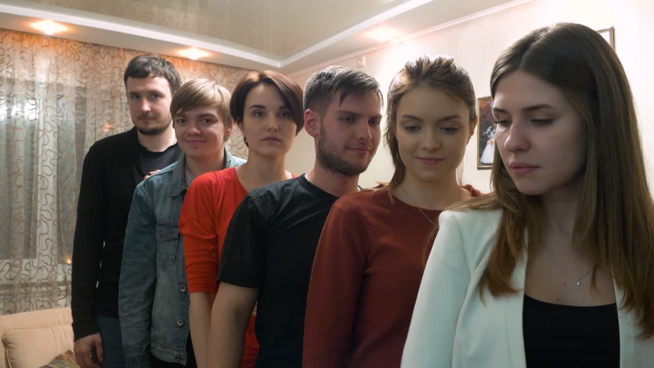 친구들이 거실에서 즐겁게 지내고 있습니다.