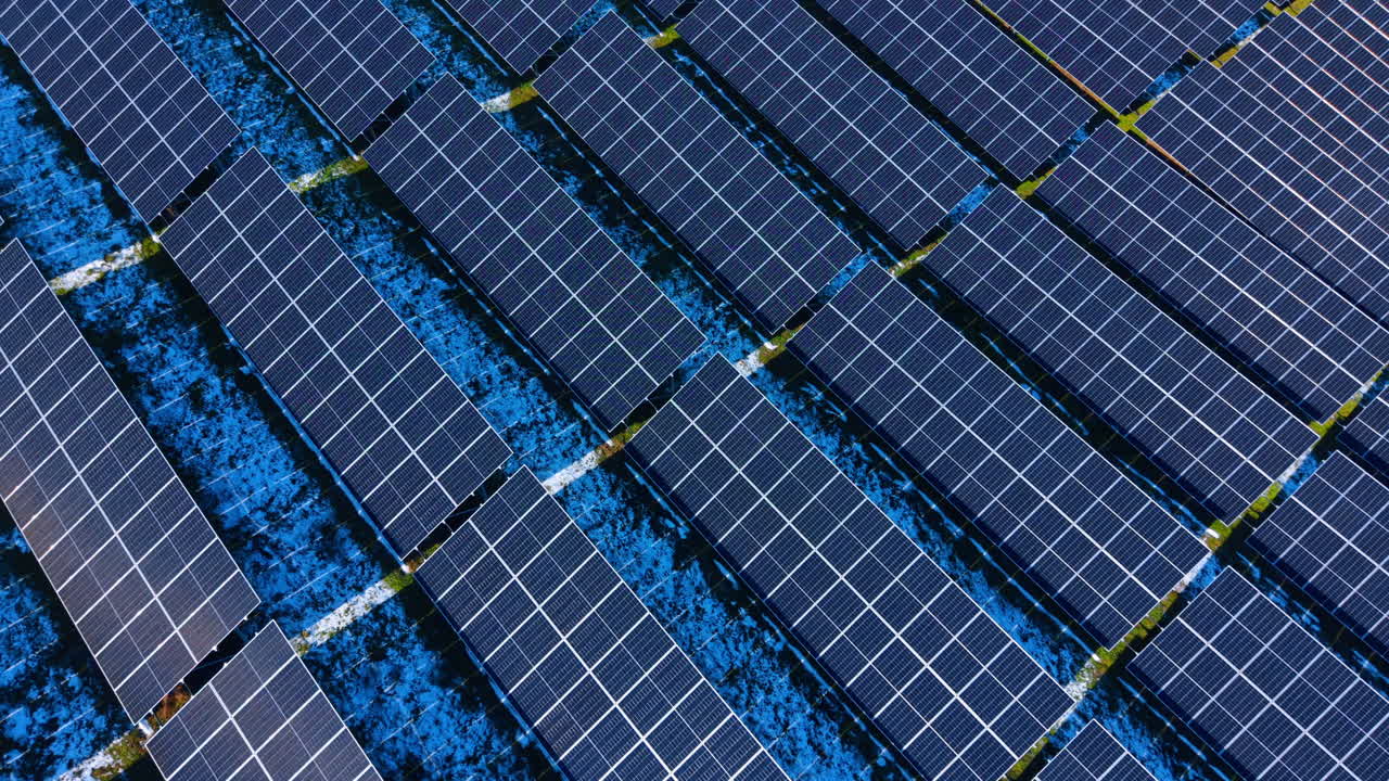 Vista angolata dell'installazione di pannelli solari. Prospettiva aerea diagonale di file di celle fotovoltaiche su un paesaggio verde