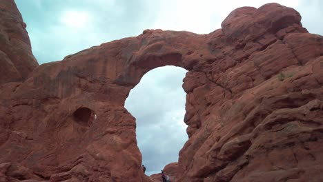 toma panorámica a través de una formación de arco de arenisca en el parque nacional de arches, utah