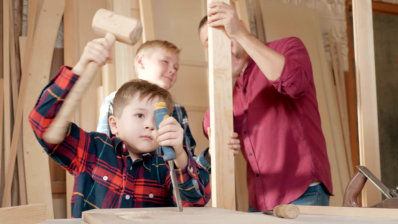 familia, carpintería, madera y concepto de la gente. el padre enseña a su hijo carpentería.