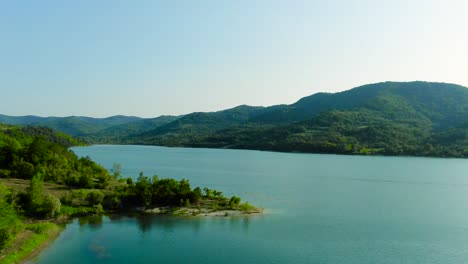 disparo de drones aéreos de 4k volando sobre el lago artificial butoniga en verano en europa