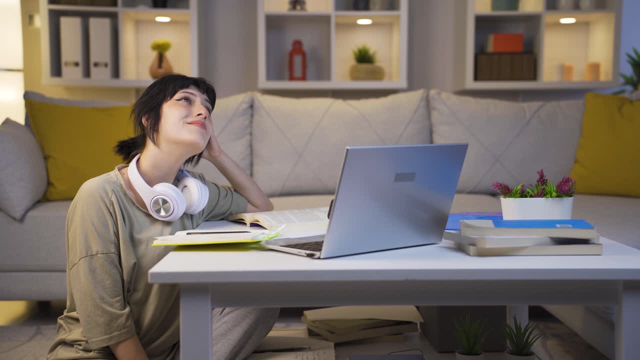 여성 학생은 집에서 밤의 행복한 추억을 기억하고 웃고 있습니다.