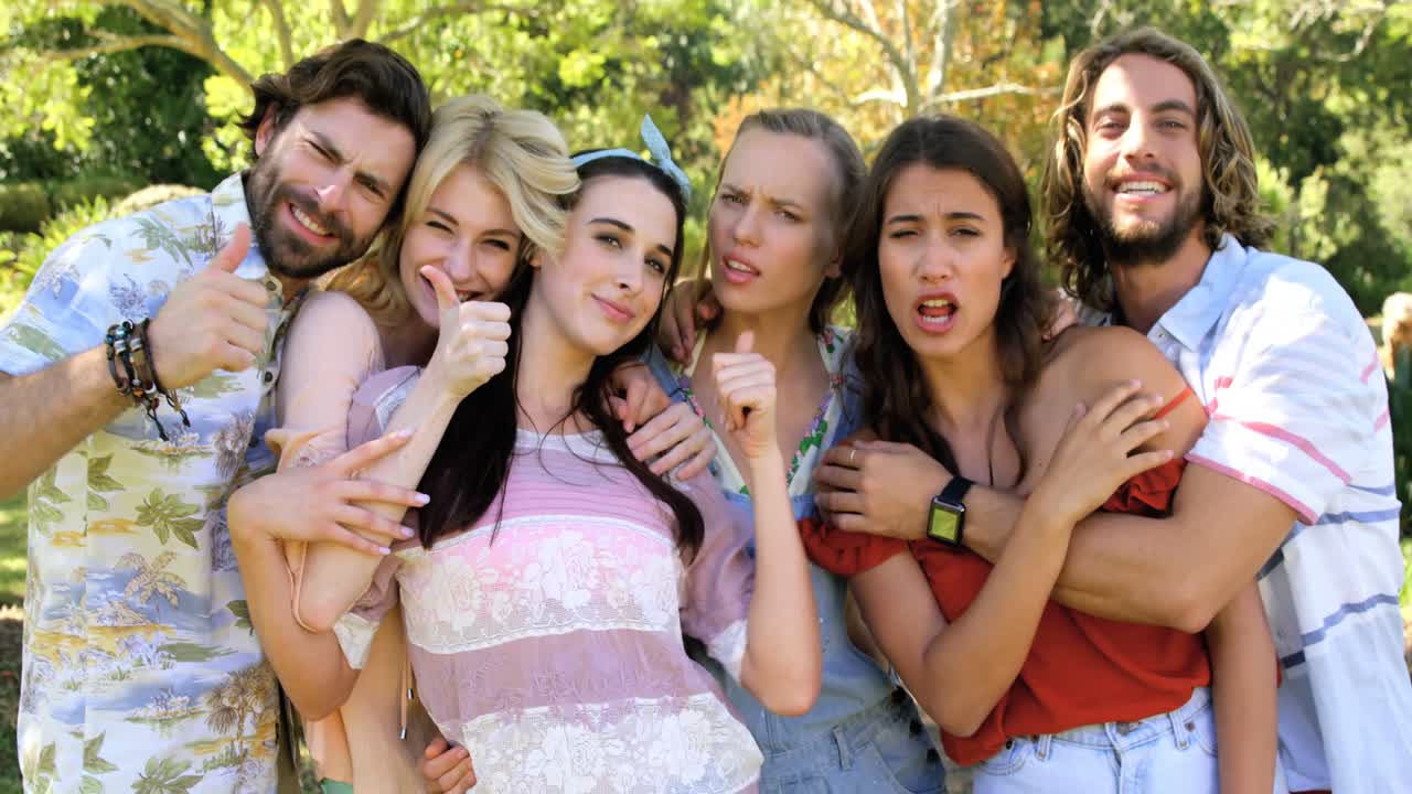 웃긴  ⁇ 스터 친구들이 포즈를 취하고