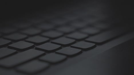 teclado negro en un primer plano con un enfoque
