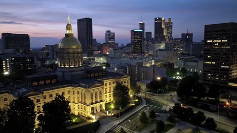 georgia state capitol-gebäude in atlanta, georgia in der nacht mit drohnen-video, das sich aus der nähe bewegt