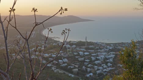 Suburbio-De-Townsville-Desde-El-Mirador-De-La-Colina-Del-Castillo-En-El-Brumoso-Amanecer-En-Townsville,-Queensland,-Australia