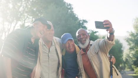 amigos mayores tomando una selfie al aire libre