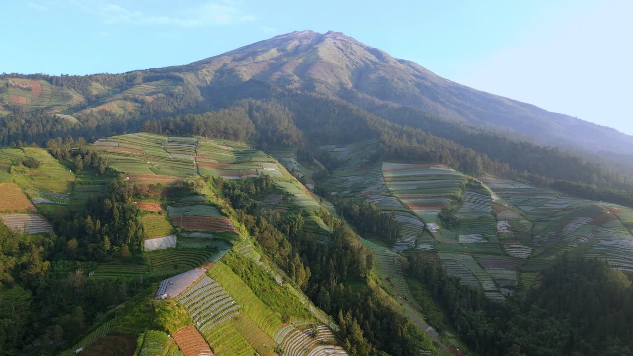 hermosa panorámica aérea sobre el monte sumbing y sus alrededores