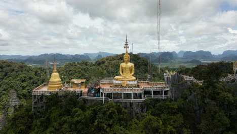 vista aérea templo de la cueva del tigre, buda en la cima de la montaña con el cielo azul de wat tham seua, krabi, tailandia