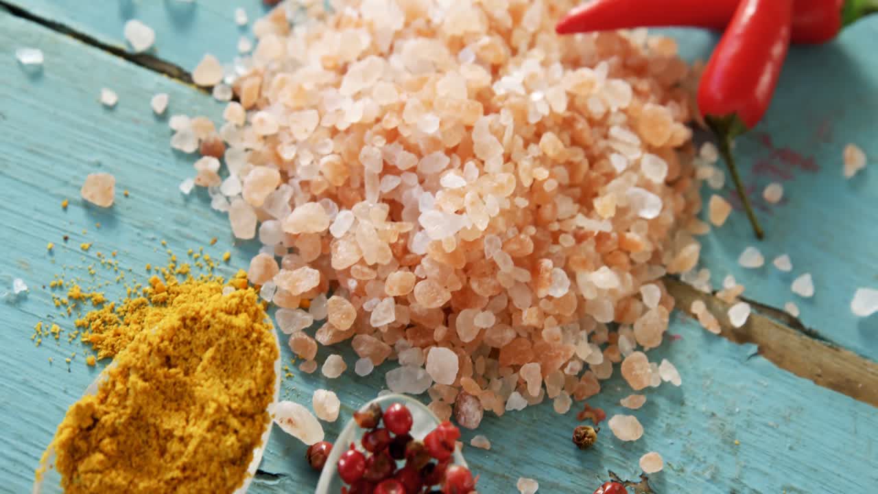 várias especiarias na mesa de madeira 4k