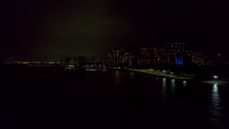 vista aérea nocturna de la costa noroeste de honolulu en hawái