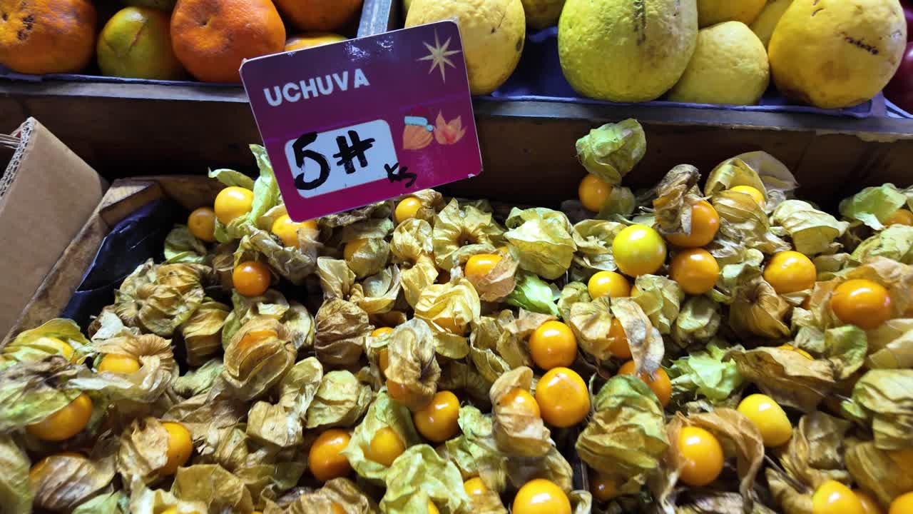 Крупный план физалиса для продажи на рыночном прилавке, свежий и яркий вид.