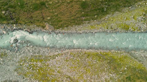 Blick-Von-Oben-Auf-Den-Alpinen-Bach,-Der-Die-Berge-Hinunterströmt