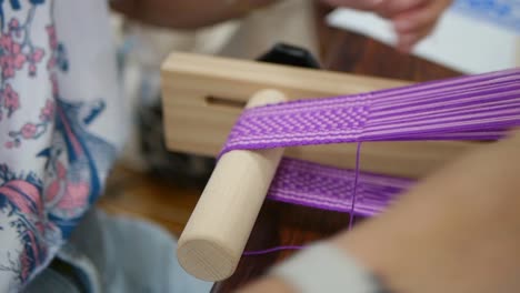 hilo morado y blanco que se teje en tradicional