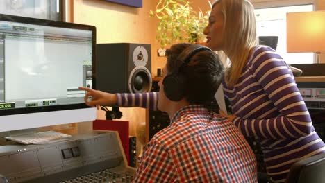 Estudiantes-Mezclando-Música-En-El-Estudio