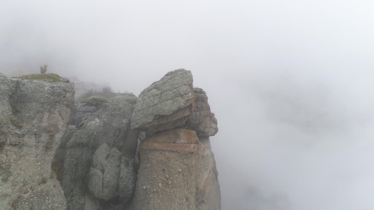 туманные горные вершины