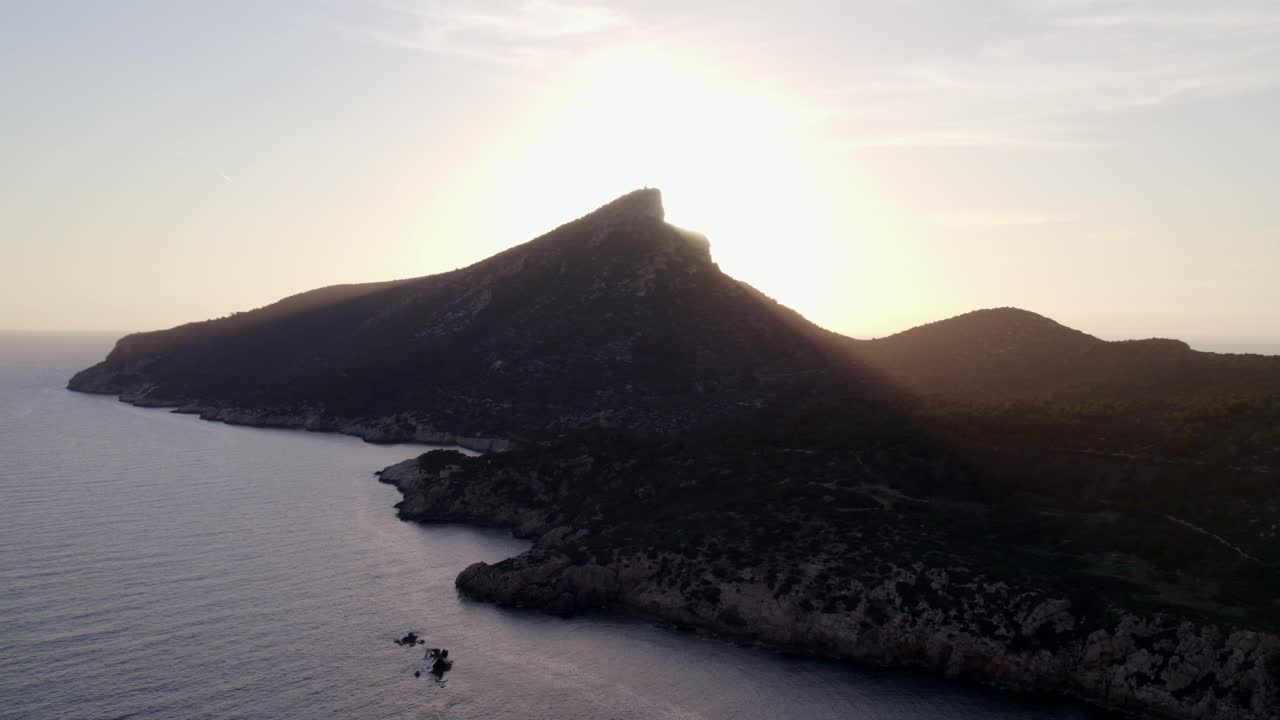 Pôr do sol sobre o farol da ilha, Dragonera, Ilhas Baleares, Espanha