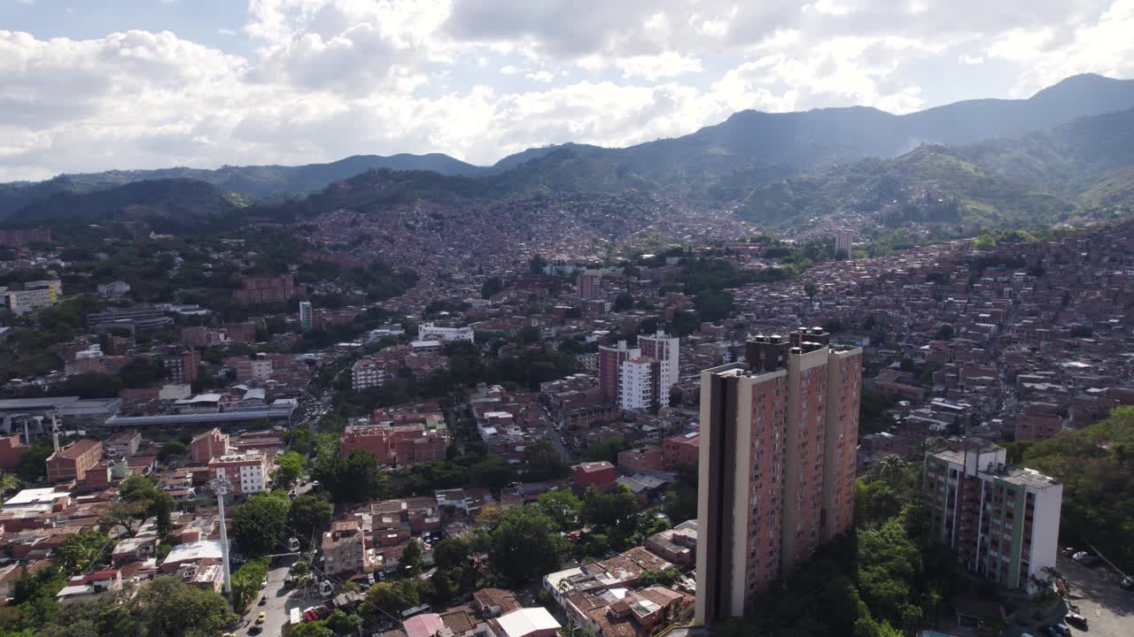 Distesa urbana della favela Comuna 13 di Medellin, Colombia - vista aerea